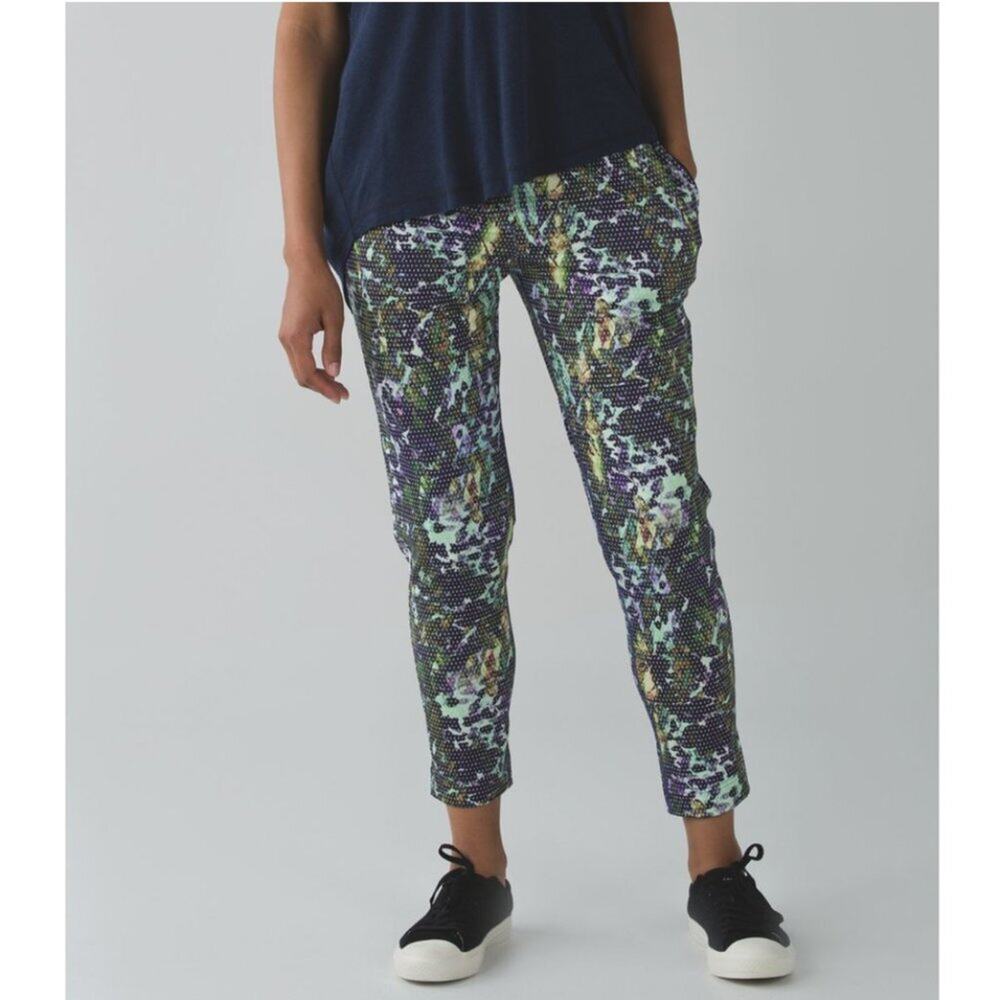 Lululemon Jet Crop Slim Joggers in Floral Sport White Multi Print